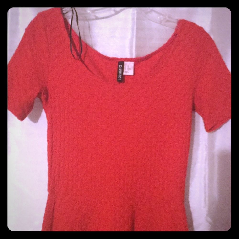 👗Red short sleeve dress.